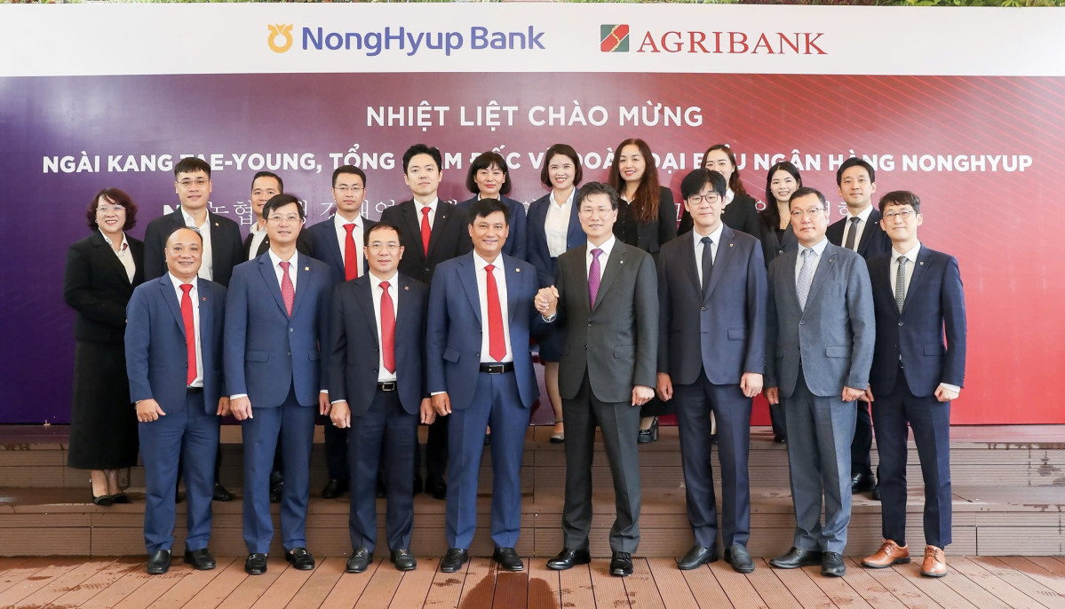 ▲지난달 31일 NH농협은행 강태영 은행장(앞줄 왼쪽에서 5번째)은 베트남 하노이 소재 아그리뱅크 본사에서 베트남 아그리뱅크 팜 또안 브엉 은행장(앞줄 왼쪽에서 4번째)을 접견하고 두 은행 간의 파트너십 강화를 논의하는 시간을 가졌다. (사진제공=NH농협은행)