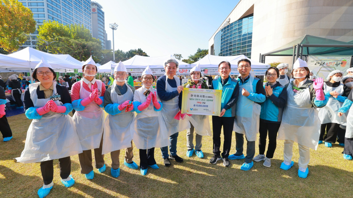 ▲한국마사회 관계자가 1일 과천시민회관 시계탑 광장에서 열린 ‘2025년 과천 김장축제’에 참석해 기념 촬영을 하고 있다. (사진제공=한국마사회)
