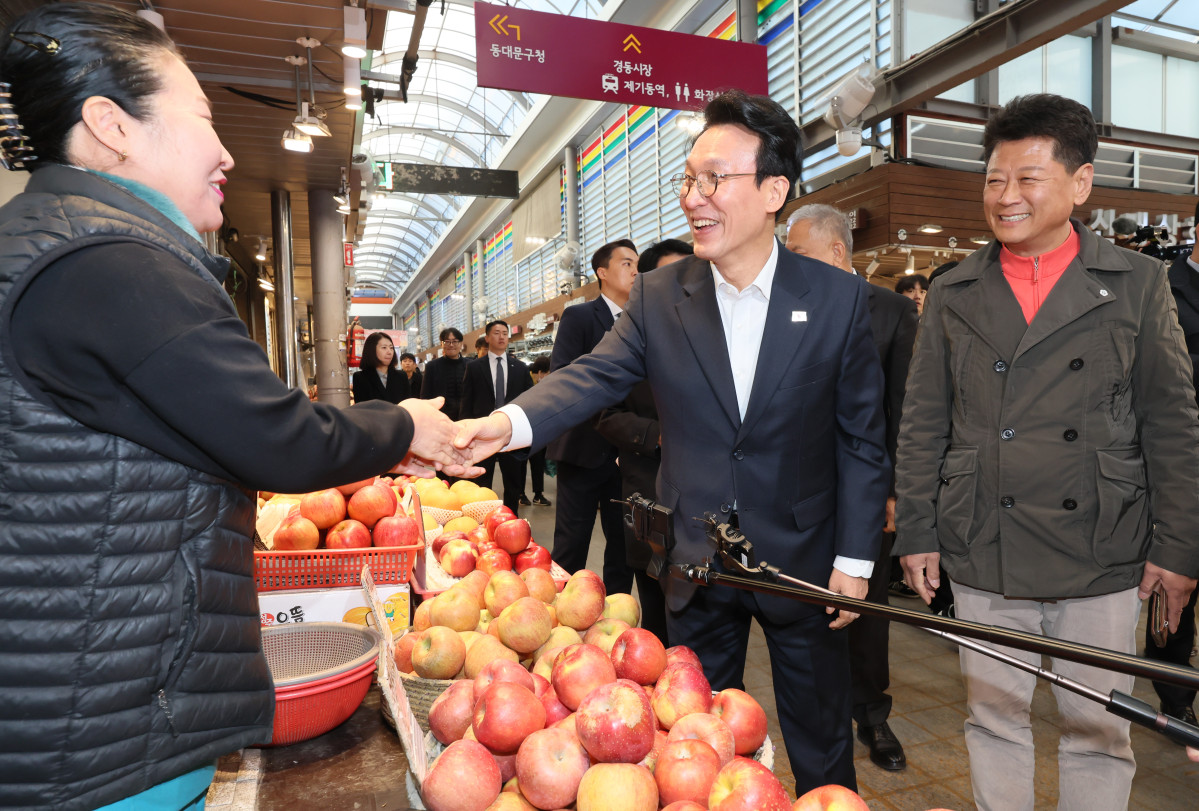 ▲<YONHAP PHOTO-3359> 시장 상인과 인사하는 김민석 국무총리    (서울=연합뉴스) 이정훈 기자 = 김민석 국무총리가 3일 서울 동대문구 경동시장을 방문, 농축산물 물가 상황을 점검하며 상인과 인사를 나누고 있다. 2025.11.3    uwg806@yna.co.kr/2025-11-03 11:50:46/<저작권자 ⓒ 1980-2025 ㈜연합뉴스. 무단 전재 재배포 금지, AI 학습 및 활용 금지>