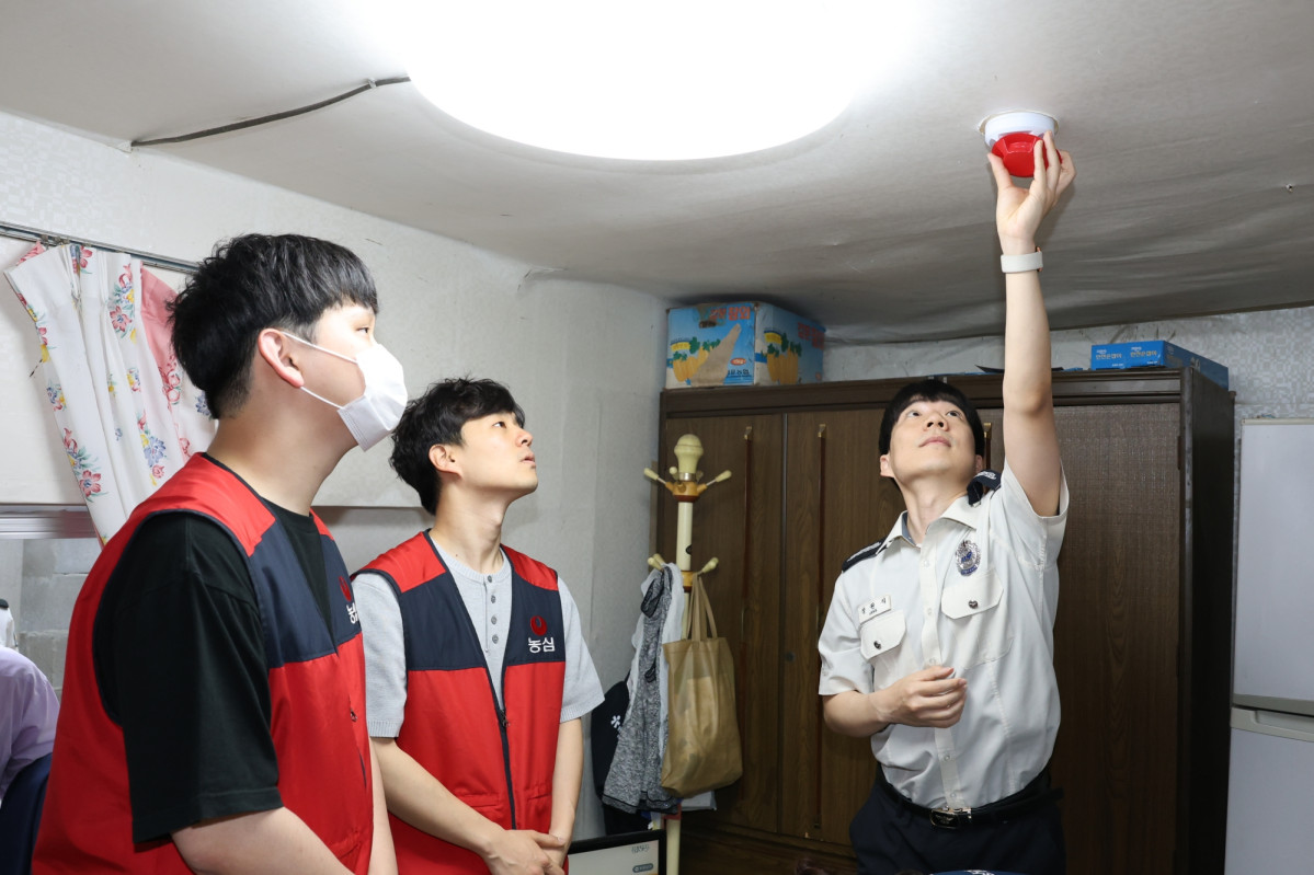 ▲농심, '세상을 울리는 안심 캠페인' 화재감지기 설치 모습 (사진제공=농심)