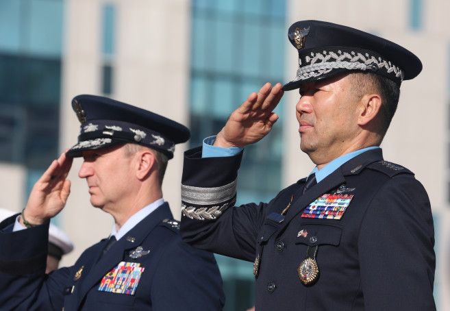 ▲진영승 합참의장과 존 대니얼 케인 미국 합참의장이 3일 용산구 국방부 연병장에서 열린 한미 군사위원회 회의(MCM) 환영 의장행사에서 의장대를 사열하고 있다.  (연합뉴스)