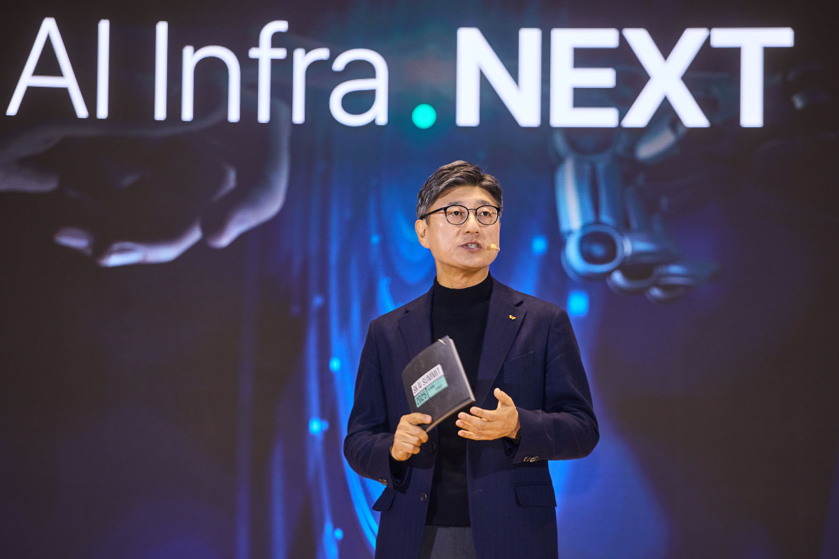 ▲정재헌 SKT CEO가 3일 열린 ‘SK AI Summit 2025’에서 발표하고 있는 모습. (사진제공=SK텔레콤)