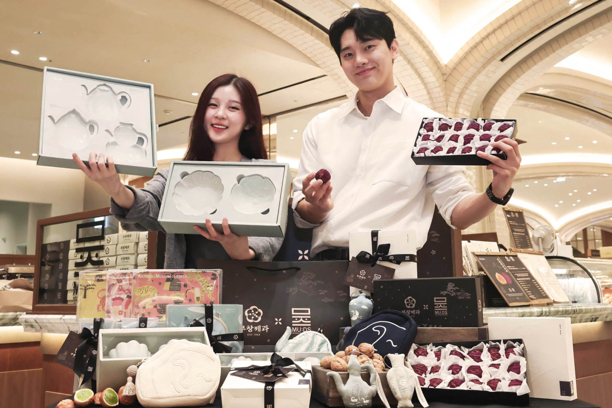 ▲신세계백화점 강남점 지하1층 스위트파크 ‘부창제과 X 뮷즈(MU:DS)’ 팝업 공간에서 모델들이 상품을 소개하고 있는 모습 (사진제공=신세계)