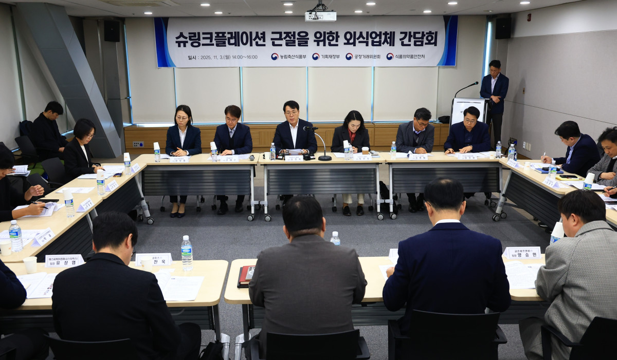 ▲김정욱 농림축산식품부 농업혁신정책실장(정면 왼쪽에서 세 번째)이 3일 서울 양재동 aT센터에서 '외식업체 간담회'를 열고 인사말을 하고 있다. (사진제공=농림축산식품부)