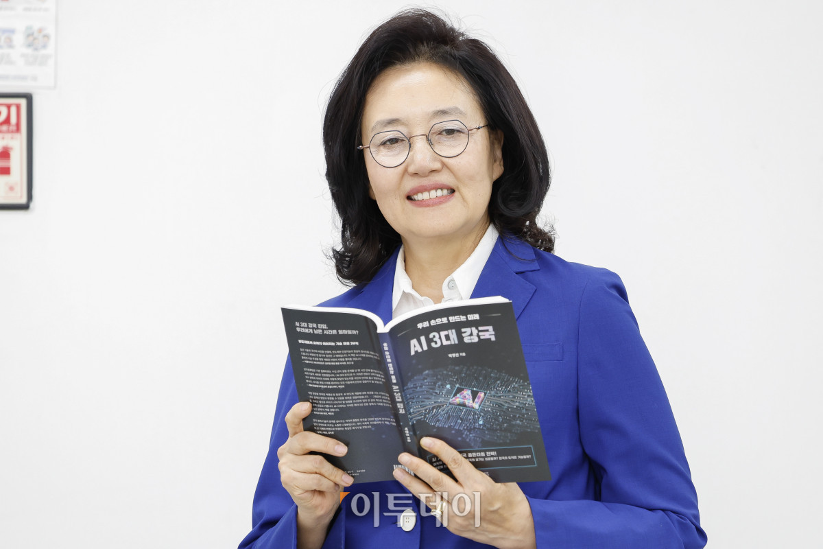 ▲박영선 전 중소벤처기업부 장관이 10일 서울 마포구 서강대학교 마태오관에서 이투데이와 인터뷰에 앞서 포즈를 취하고 있다. 조현호 기자 hyunho@ (조현호 기자 hyunho@)