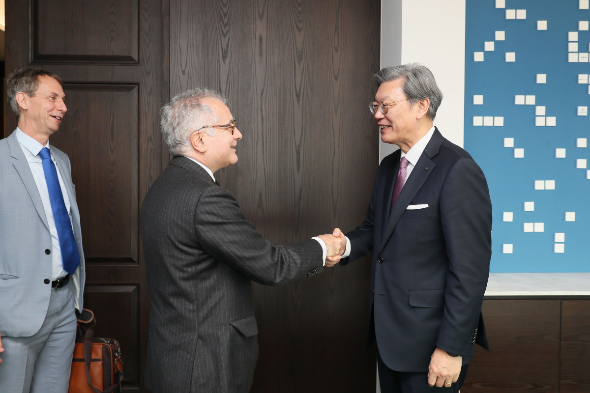 ▲ 김창범 한경협 부회장(오른쪽)이 3일 FKI타워 한국경제인협회를 방문한 우고 아스투토 주한 EU 대사와 악수하고 있다. (한경협)