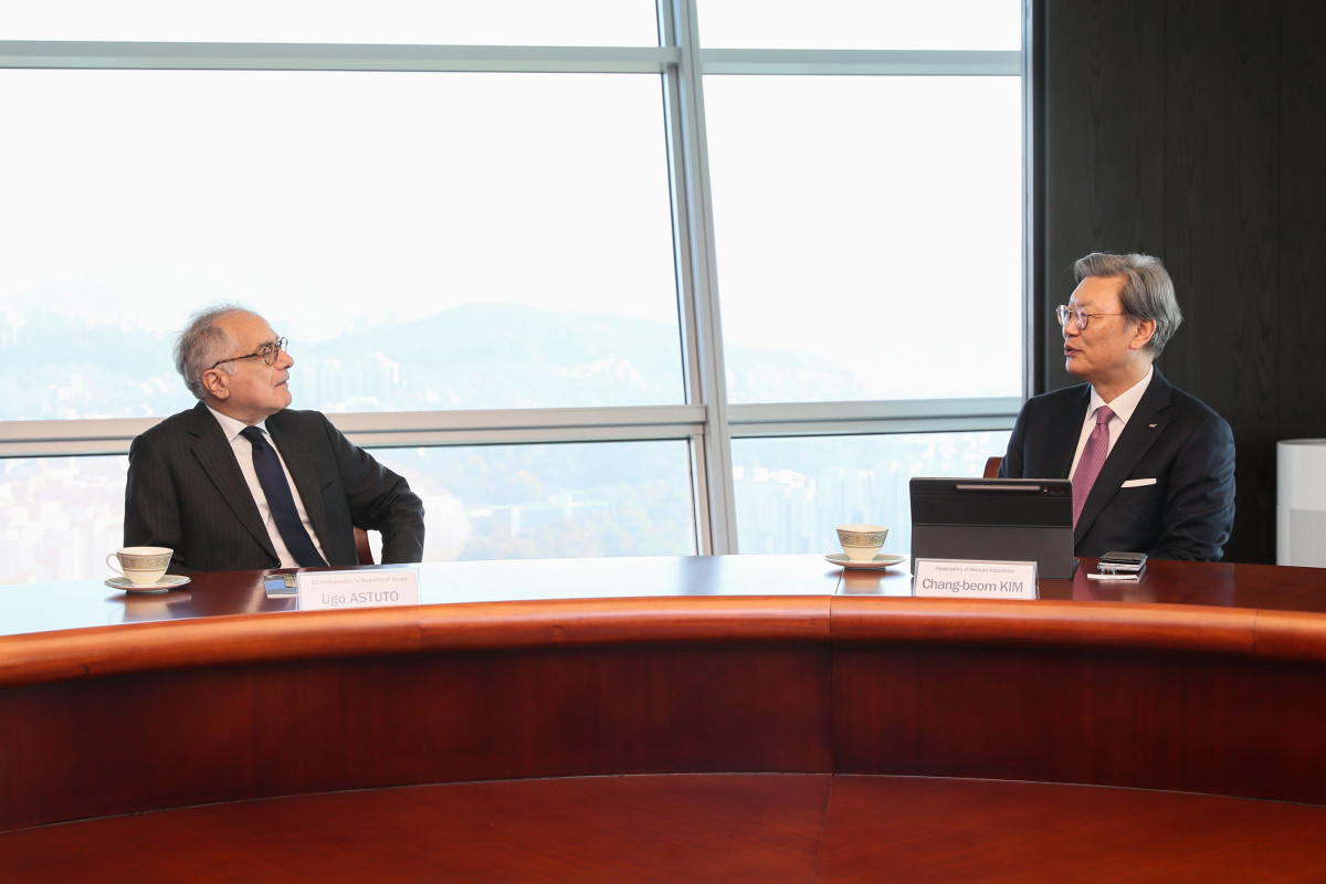 ▲김창범 한경협 부회장(오른쪽)이 3일 FKI타워 한국경제인협회를 방문한 우고 아스투토 주한 EU 대사를 만나 주요 현안과 양국 간 경제협력 강화 방안에 대해 논의했다. (한경협)