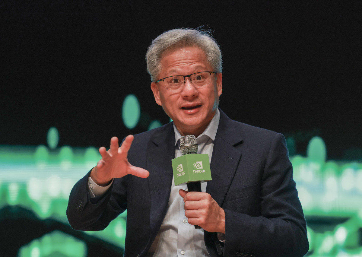 ▲젠슨 황 엔비디아 최고경영자가 지난달 31일 경북 경주 예술의전당 원화홀에서 열린 2025년 아시아태평양경제협의체(APEC) 경주 엔비디아 기자간담회에서 취재진 질문에 답하고 있다.  (경주/연합뉴스)