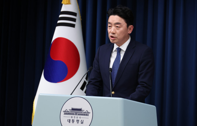 ▲강훈식 대통령비서실장이 3일 용산 대통령실 기자회견장에서 재판중지법 관련 브리핑을 하고 있다.  (연합뉴스)