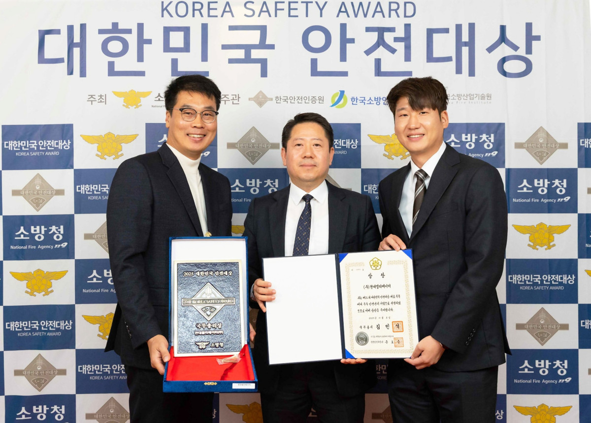 ▲현대엘리베이터 임직원들이 3일 서울 중구 한국프레스센터에서 열린 24회 대한민국 안전대상에서 국무총리상을 수상한 뒤 기념사진을 촬영하고 있다. (사진제공=현대엘리베이터)