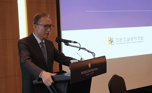 ▲이명박 전 대통령이 건설경영CEO 과정 행사에서 강연하고 있다. (사진제공=전문건설공제조합)