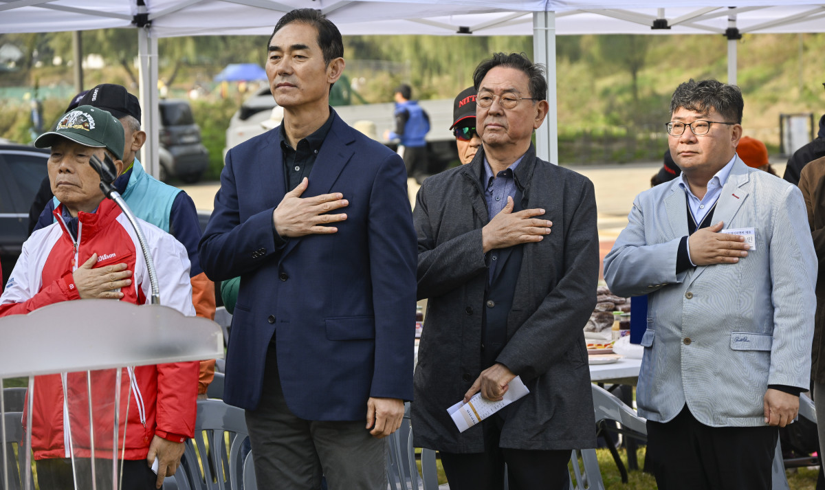 ▲이종재(왼쪽 세 번째) 이투데이그룹 부회장과 신동민(왼쪽 네 번째) 이투데이피엔씨 대표 등 참석자들이 국민의례를 하고 있다.(사진=이투데이 조현호 기자 hyunho@)