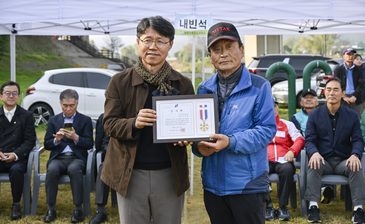 ▲신규섭(오른쪽) 강남구파크골프협회 클럽장이 이관영 강남구청 생활체육과 팀장에게 감사패를 받은 후 기념촬영을 하고 있다.(사진=이투데이 조현호 기자 hyunho@)
