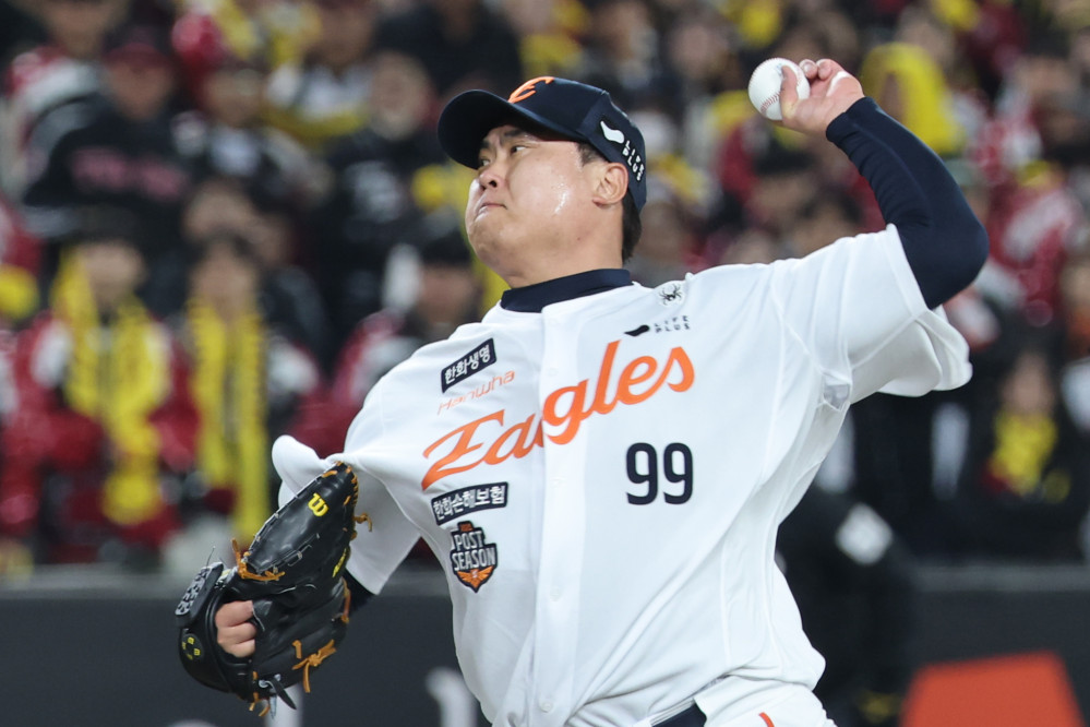 ▲지난달 31일 대전한화생명볼파크에서 열린 2025 프로야구 KBO리그 포스트시즌 한국시리즈 5차전 LG 트윈스와 한화 이글스의 경기.     8회초 한화 류현진이 역투하고 있다.  (연합뉴스)