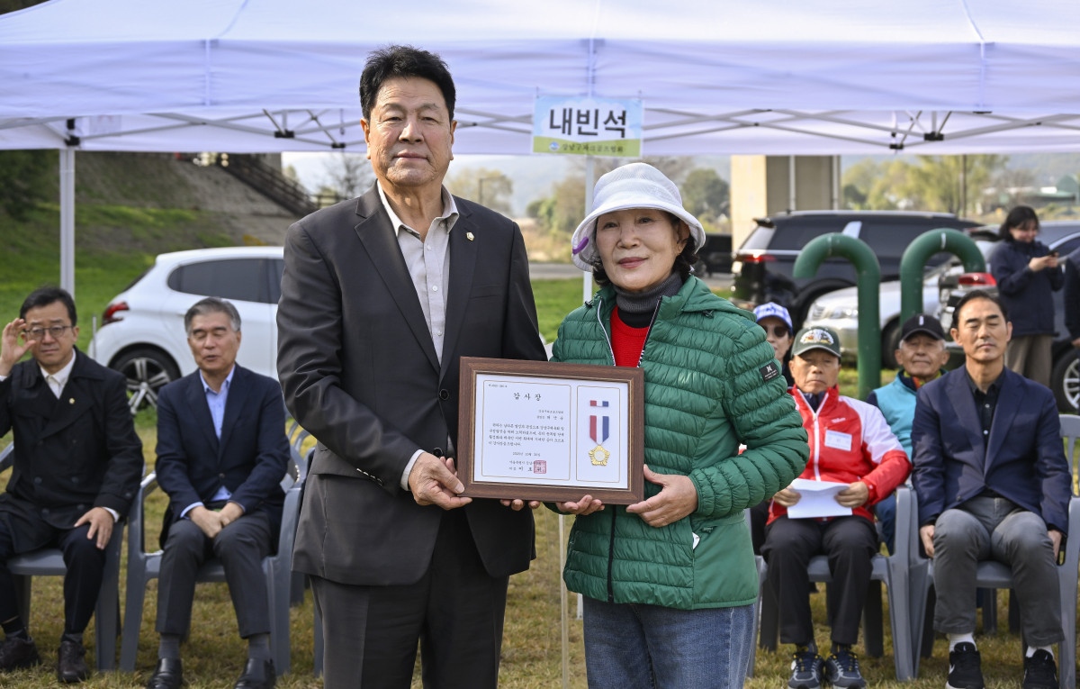 ▲허난숙(오른쪽) 강남구파크골프협회 클럽장이 이호귀 강남구의회 의장에게 감사장를 받은 후 기념촬영을 하고 있다.(사진=이투데이 조현호 기자 hyunho@)