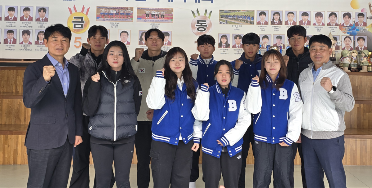 ▲부산체고 곽정록교장과 박치욱 교감이 전국체전 입상자들과 기념촬영을 하고 있다.  (사진제공=부산체고)