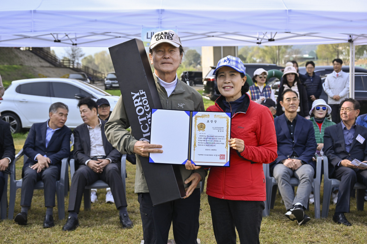 ▲현영애(오른쪽) 서울시파크골프협회 이사가 이영우 서울시파크골프협회장에게 표창장과 선물을 받은 후 기념촬영을 하고 있다.(사진=이투데이 조현호 기자 hyunho@)