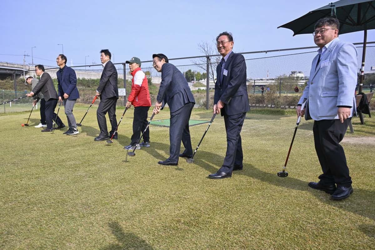 ▲이종재(오른쪽 두 번째) 이투데이그룹 부회장과 신동민(오른쪽) 이투데이피엔씨 대표 등 참석자들이 시타를 하고 있다. (사진=이투데이 조현호 기자 hyunho@)