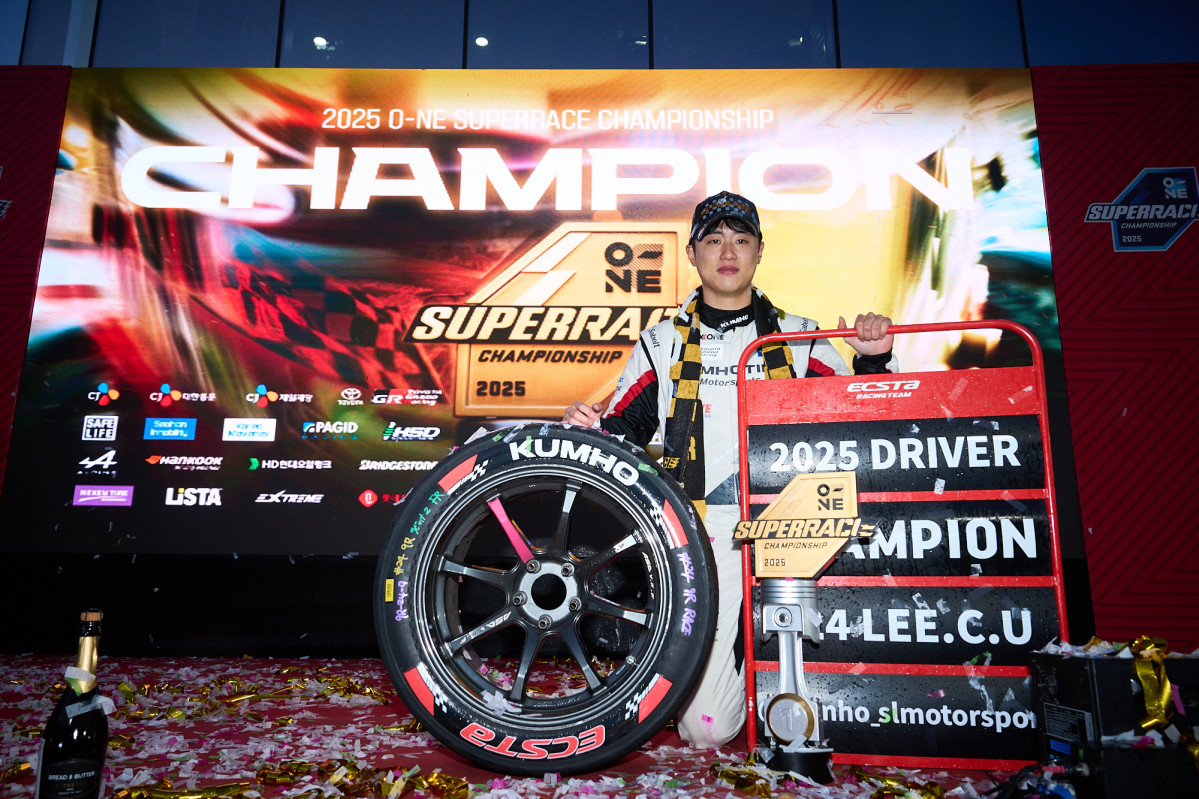 ▲금호 SL모터스포츠팀 이창욱 선수가 '2025 오네(O-NE) 슈퍼레이스 챔피언십' 토요타 가주 레이싱 6000 클래스 드라이버 챔피언을 차지했다. (사진=금호타이어)