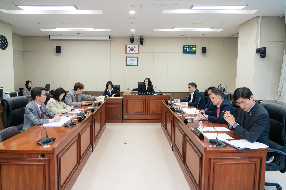 ▲용인특례시의회 소속 의원들이 정례회 회의실에서 참석자들과 함께 안건 심의를 진행하고 있다. (용인특례시의회)
