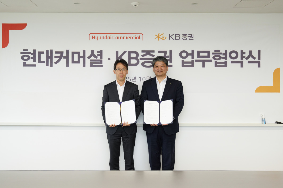 ▲현대커머셜 양진우 기업금융본부장(좌)과 KB증권 김인웅 신디케이션본부장(우)이 업무 협약식을 진행하며 기념 사진을 촬영하고 있다. (사진=현대커머셜)