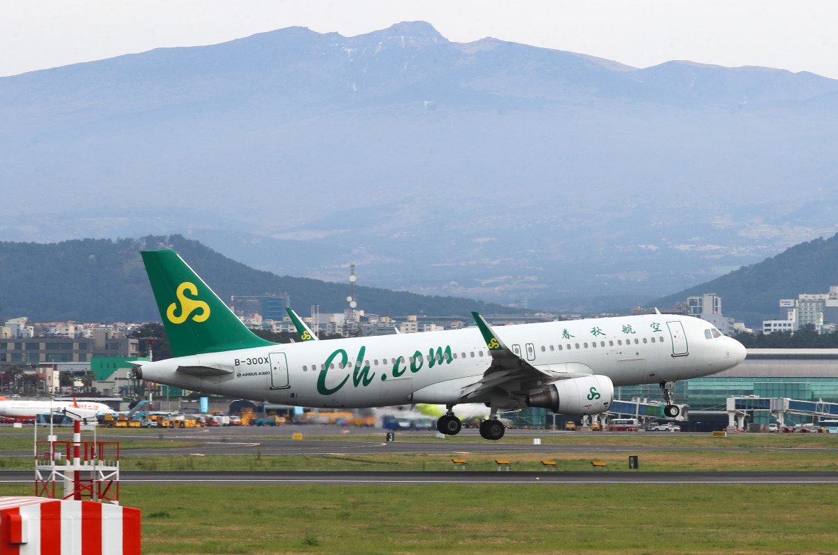 ▲2020년 4월 춘추항공 특별기가 제주국제공항 활주로에 착륙을 시도하고 있다. (뉴시스) 