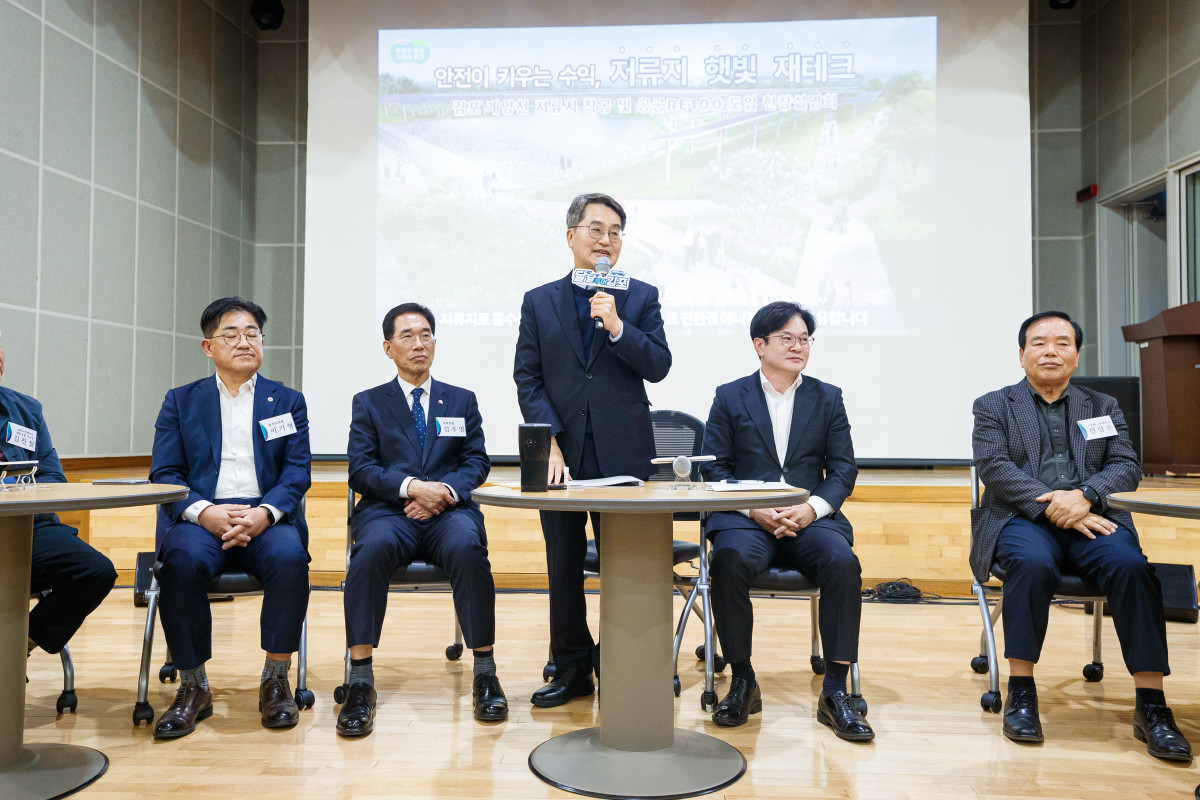 ▲김동연 경기도지사가 3일 계양천 정비사업 관련 설명회에서 마이크를 들고 발표하고 있다. (경기도)