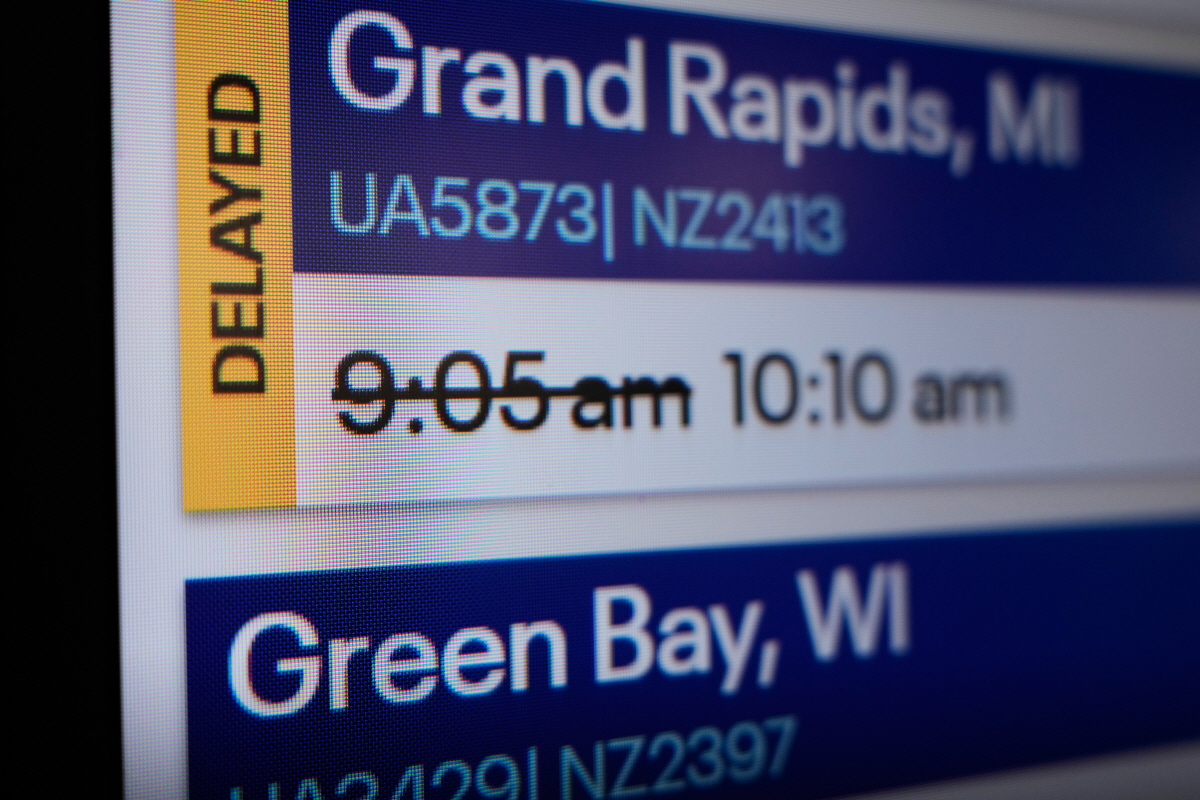 ▲미국 시카고 오헤어국제공항에서 3일(현지시간) 항공편 지연 알림이 보인다. 시카고/AP연합뉴스