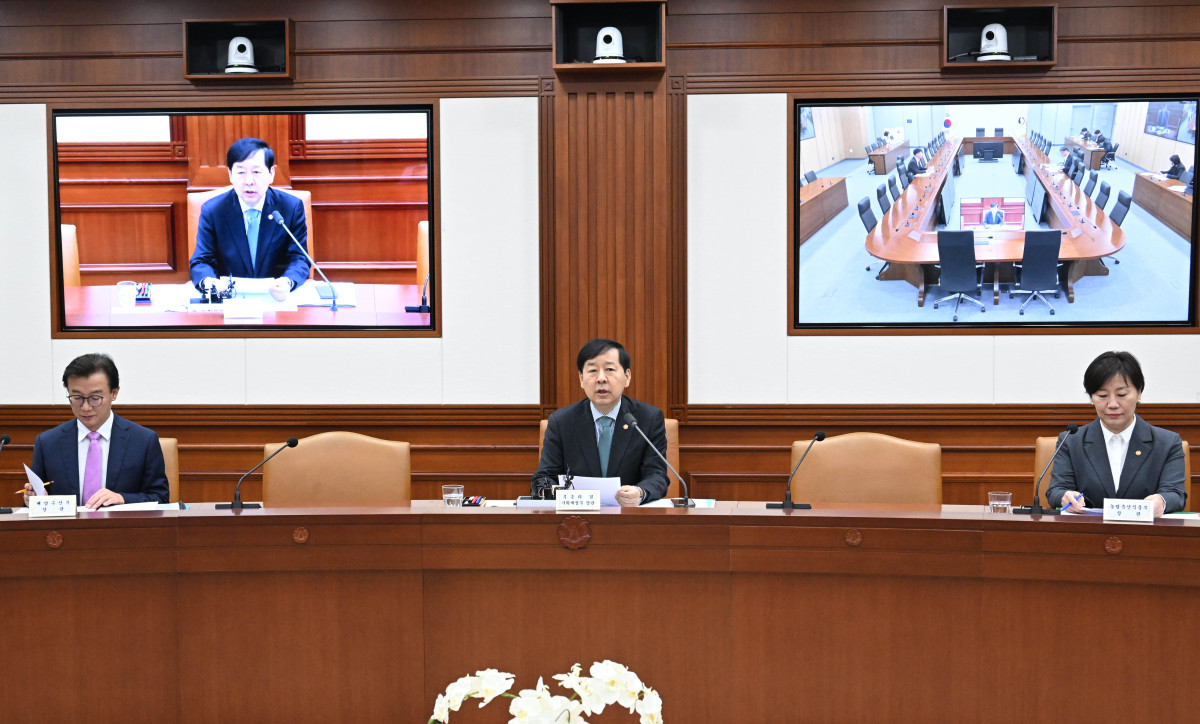 ▲구윤철 부총리 겸 기획재정부 장관이 11월 4일 서울 종로구 정부서울청사에서 열린 '경제관계장관회의 겸 물가관계장관회의 겸 산업경쟁력강화 관계장관회의'를 주재, 모두발언을 하고 있다. (기획재정부)