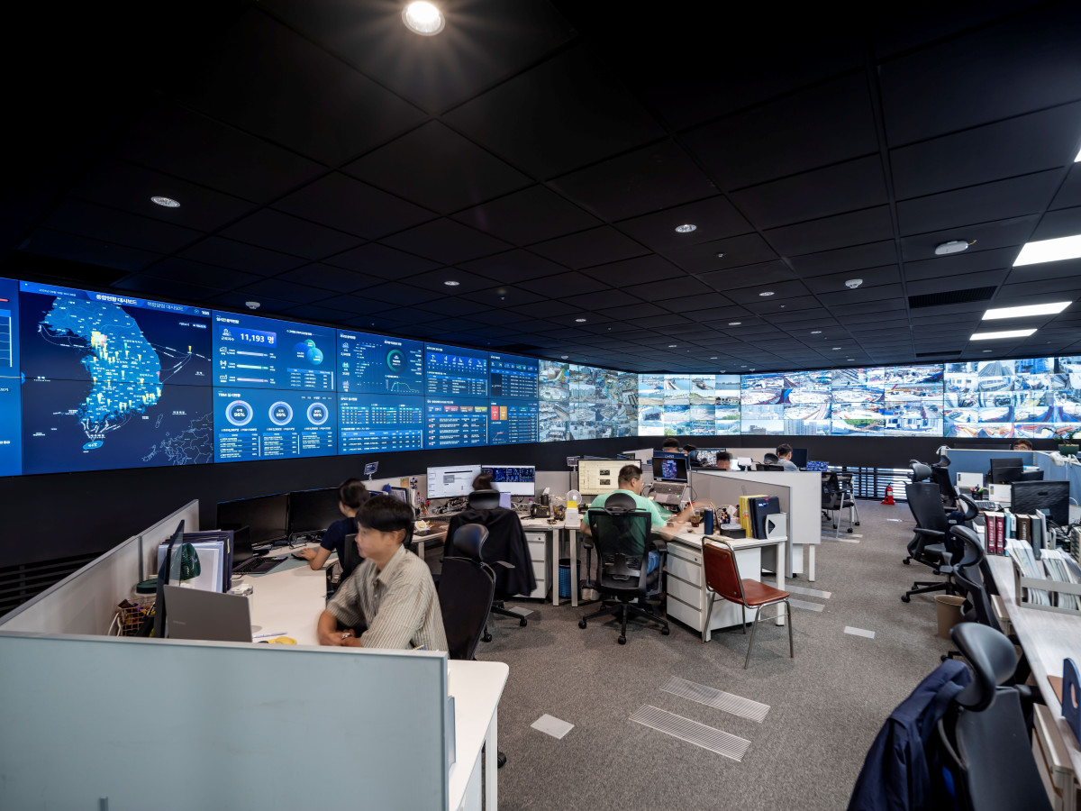 ▲DL이앤씨 마곡 신사옥에 설치된 종합안전관제상황실. (사진제공=DL이앤씨)