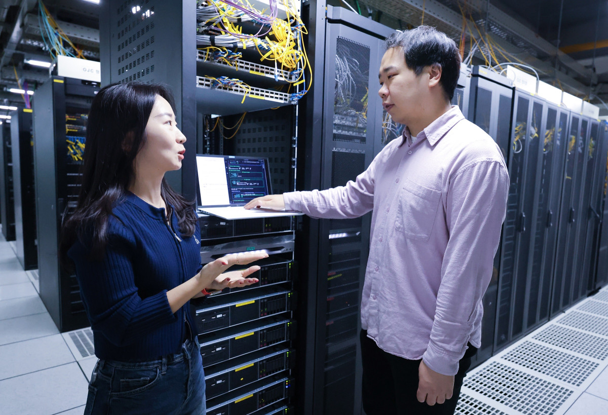 ▲LG유플러스가 아마존웹서비스(AWS)와 손잡고 스스로 추론하는 AI를 활용해 복잡한 클라우드 네이티브 네트워크 소프트웨어를 자동으로 설치하는 기술을 개발했다. 사진은 LG유플러스 직원들이 Agentic AI를 활용해 클라우드 네이티브 네트워크 소프트웨어를 설치하는 모습. (사진제공=LG유플러스)