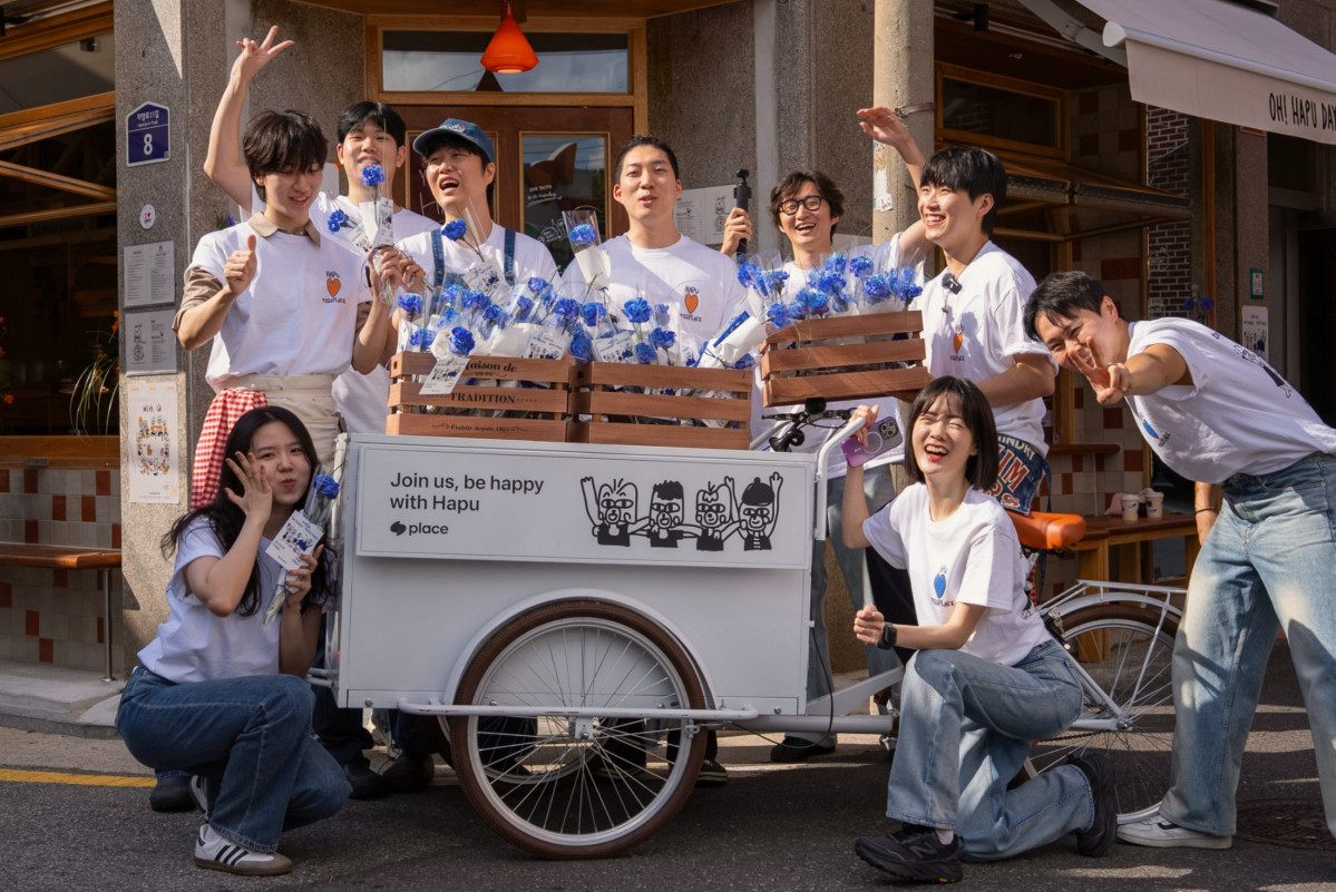 ▲토스플레이스가 20만 가맹점 돌파를 기념해 진행한 오프라인 이벤트 현장에서, 토스플레이스와 하푸 건대본점 임직원들이 함께 기념촬영을 하고 있다. (사진제공=토스)