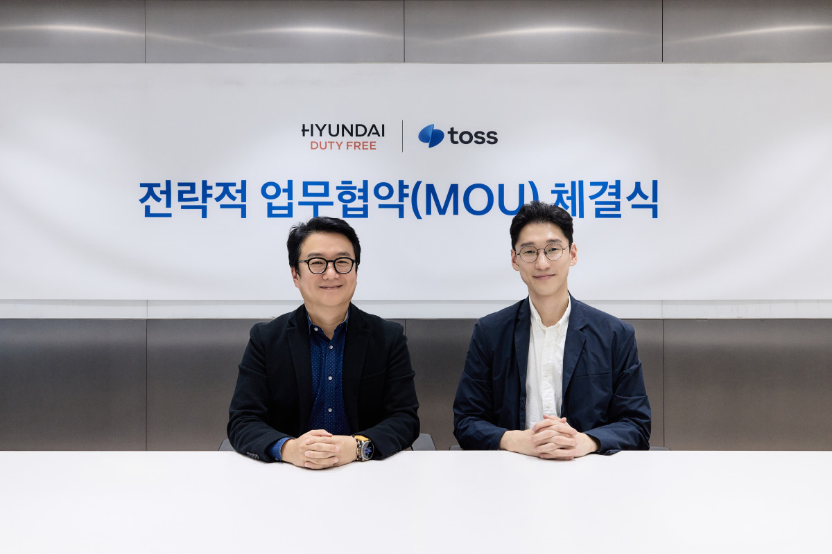 ▲서울 강남구 토스 본사에서 열린 업무협약식에서 이정민 현대면세점 경영지원본부장(왼쪽)과 오규인 토스 부사장(오른쪽)이 기념 촬영을 하고 있다. (사진제공=토스)