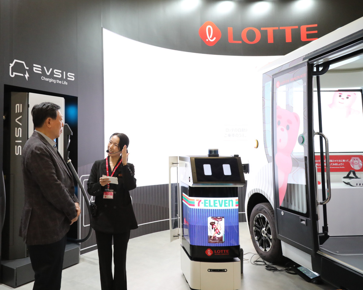 ▲신동빈 롯데 회장은 3일 일본 도쿄에서 열리고 있는 ‘재팬모빌리티쇼 2025’를 방문해 2차전지 소재, 수소 사업, 자율 주행 등 그룹이 추진하고 있는 모빌리티 사업을 점검했다. 신 회장이 롯데관을 찾아 자율주행 기술에 관한 설명을 듣고 있다. (사진제공=롯데그룹)