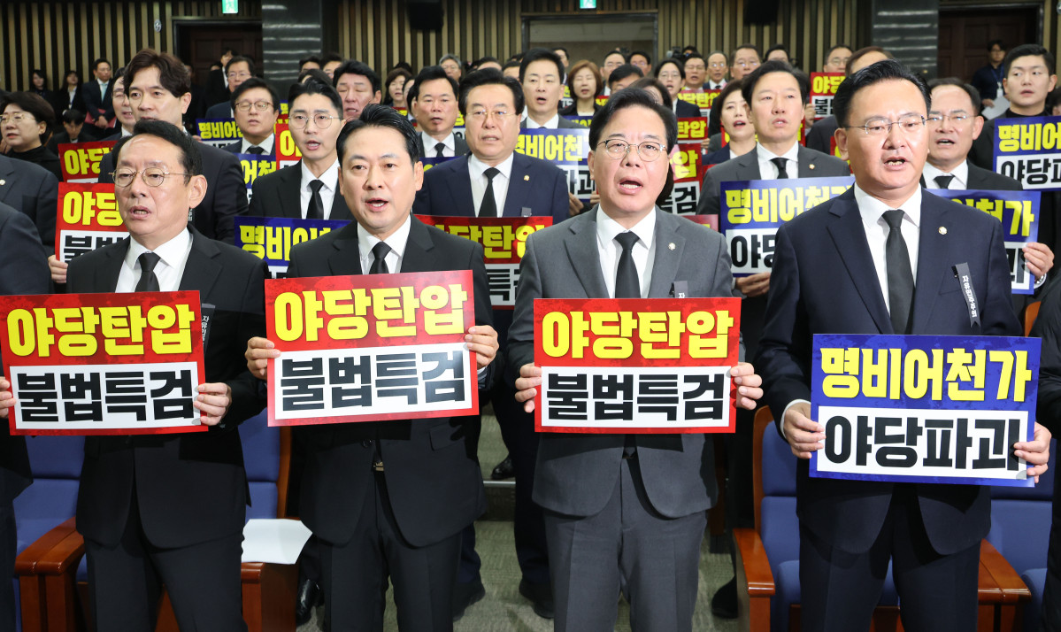 ▲국민의힘 장동혁 대표, 송언석 원내대표를 비롯한 의원들이 4일 서울 여의도 국회에서 열린 의원총회에서 '야당 탄압' 규탄 구호를 외치고 있다. 2025.11.4 (연합뉴스)