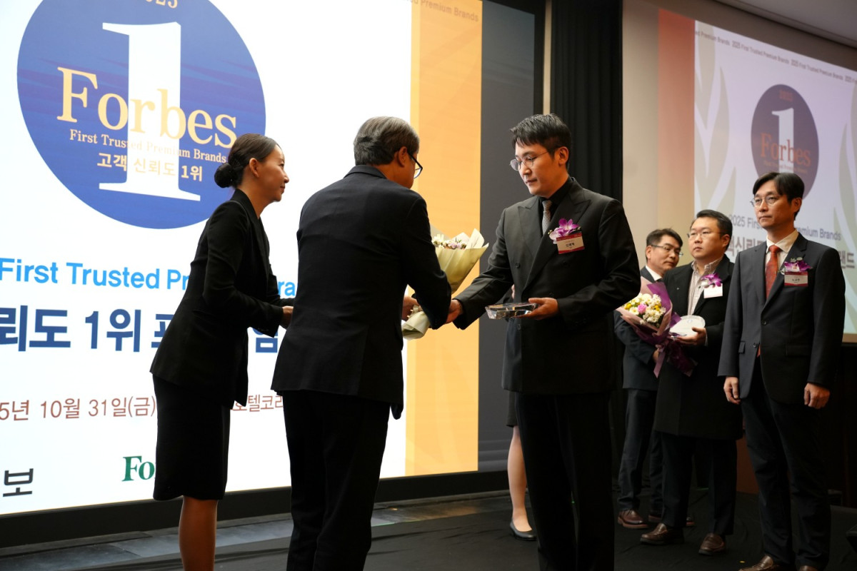 ▲신재혁 스카이월드와이드 대표(오른쪽)가 포브스 선정 ‘2025 고객신뢰도 1위 프리미엄 브랜드’ 상을 받고 있다. (사진제공=스카이월드와이드)