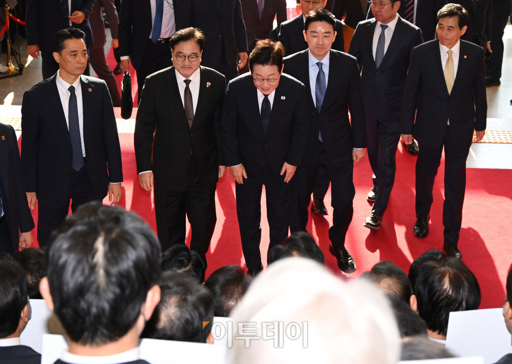 ▲이재명 대통령이 4일 2026년도 정부 예산안에 대한 시정연설을 하기 위해 서울 여의도 국회를 방문해 국민의힘 의원들의 피켓시위를 받으며 환담장으로 향하고 있다. 고이란 기자 photoeran@