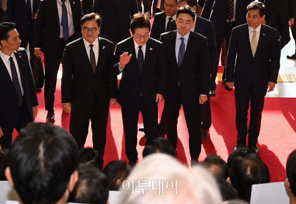 ▲이재명 대통령이 4일 2026년도 정부 예산안에 대한 시정연설을 하기 위해 서울 여의도 국회를 방문해 국민의힘 의원들의 피켓시위를 받으며 환담장으로 향하고 있다. 사진=고이란 기자 photoeran@