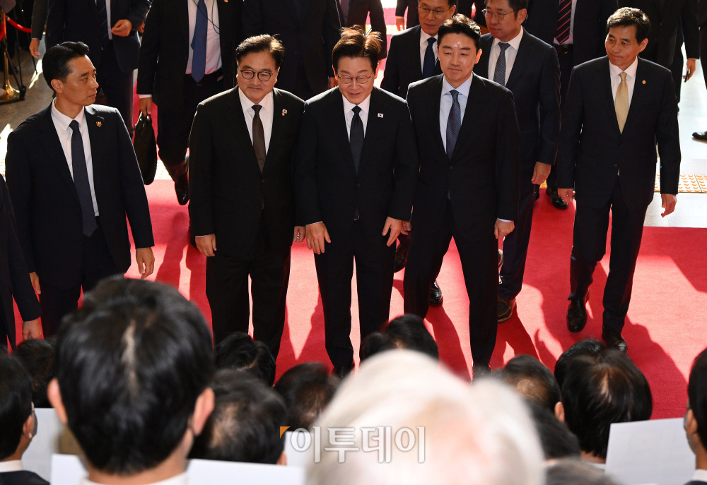 ▲이재명 대통령이 4일 2026년도 정부 예산안에 대한 시정연설을 하기 위해 서울 여의도 국회를 방문해 국민의힘 의원들의 피켓시위를 받으며 환담장으로 향하고 있다. 고이란 기자 photoeran@