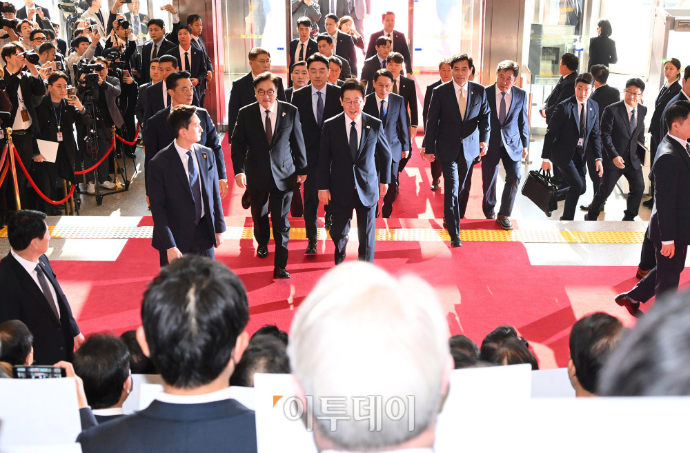 ▲이재명 대통령이 4일 2026년도 정부 예산안에 대한 시정연설을 하기 위해 서울 여의도 국회를 방문해 국민의힘 의원들의 피켓시위를 받으며 환담장으로 향하고 있다. 고이란 기자 photoeran@