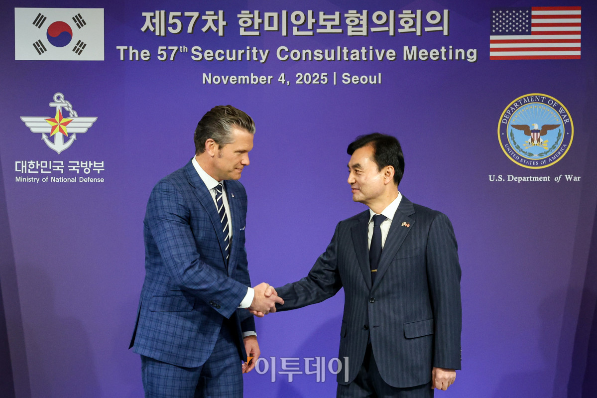 ▲안규백(오른쪽) 국방부 장관과 피트 헤그세스 미국 국방부 장관이 4일 서울 용산구 국방부 청사에서 제57차 한미안보협의회의(SCM)에 앞서 악수를 하고 있다. 사진공동취재단