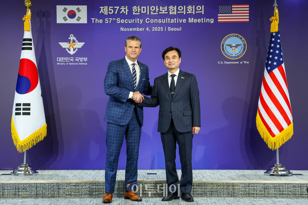 ▲안규백(오른쪽) 국방부 장관과 피트 헤그세스 미국 국방부 장관이 4일 서울 용산구 국방부 청사에서 제57차 한미안보협의회의(SCM)에 앞서 악수를 하고 있다. 사진공동취재단