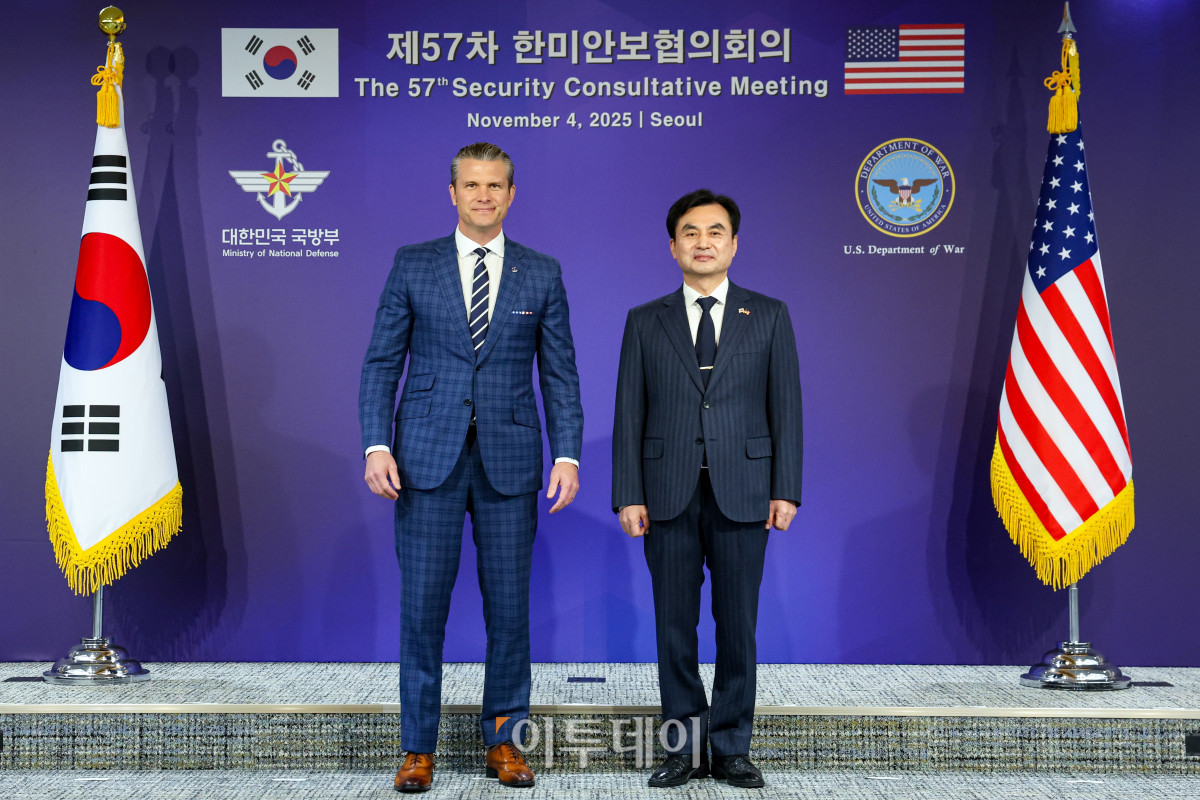 ▲안규백(오른쪽) 국방부 장관과 피트 헤그세스 미국 국방부 장관이 4일 서울 용산구 국방부 청사에서 제57차 한미안보협의회의(SCM)에 앞서 기념촬영을 하고 있다. 사진공동취재단