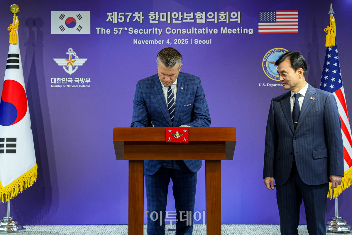 ▲피트 헤그세스 미국 국방부 장관이 4일 서울 용산구 국방부 청사에서 제57차 한미안보협의회의(SCM)에 앞서 방명록을 작성하고 있다. 오른쪽은 안규백 국방부 장관. 사진공동취재단