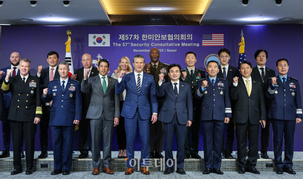 ▲안규백(앞줄 오른쪽 네 번째) 국방부 장관과 피트 헤그세스(앞줄 오른쪽 다섯 번째) 미국 국방부 장관이 4일 서울 용산구 국방부 청사에서  제57차 한미안보협의회의(SCM)에 앞서 주요 참석자들과 기념촬영을 하고 있다. 사진공동취재단