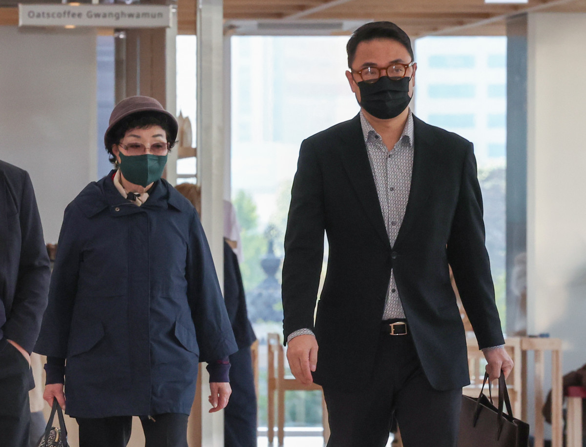 ▲양평 공흥지구 개발 특혜 의혹과 관련해 김건희 여사의 모친 최은순 씨와 오빠 김진우 씨가 4일 서울 광화문 KT 빌딩에 마련된 김건희특검 사무실에 피의자 신분으로 출석하고 있다. (연합뉴스)