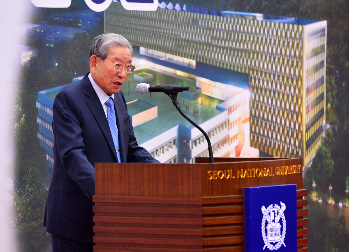 ▲2015년 2월 5일 관악구 서울대학교 중앙도서관 관정관에서 열린 준공식에서 이종환 관정이종환교육재단 이사장이 축사를 하고 있다. (뉴시스)