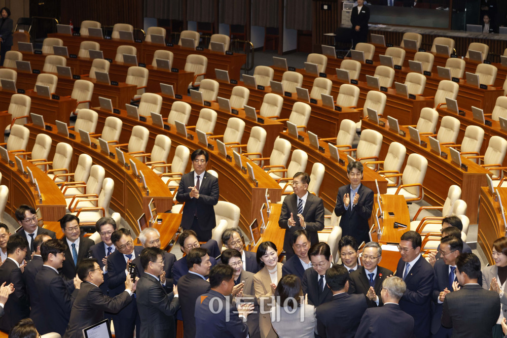 ▲이재명 대통령이 4일 서울 여의도 국회 본회의에서 내년도 정부 예산안에 대한 시정연설을 위해 회의장에 입장하고 있다. 더불어민주당 의원들은 박수를 치며 이 대통령을 맞이하고 국민의힘 의원들은 시정연설에 불참했다. 고이란 기자 photoeran@ 