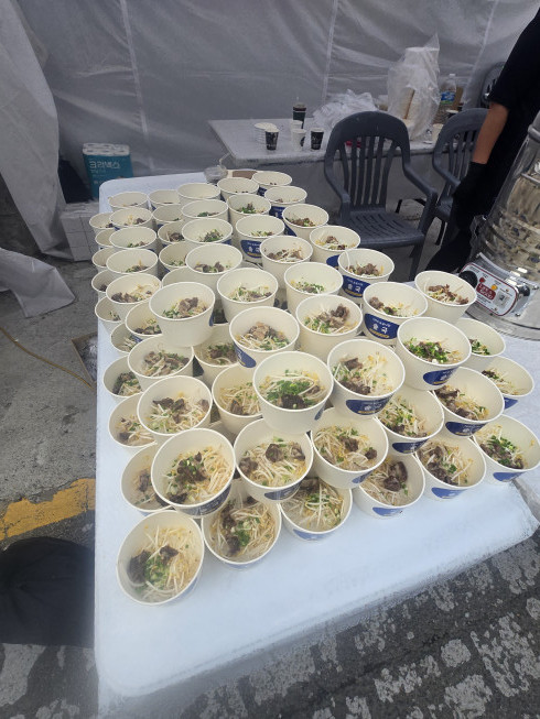 ▲'도곡 푸드컬처 페스타'에서 부스를 운영한 '솥국'의 음식 (윤희성 기자 yoonheesung@)