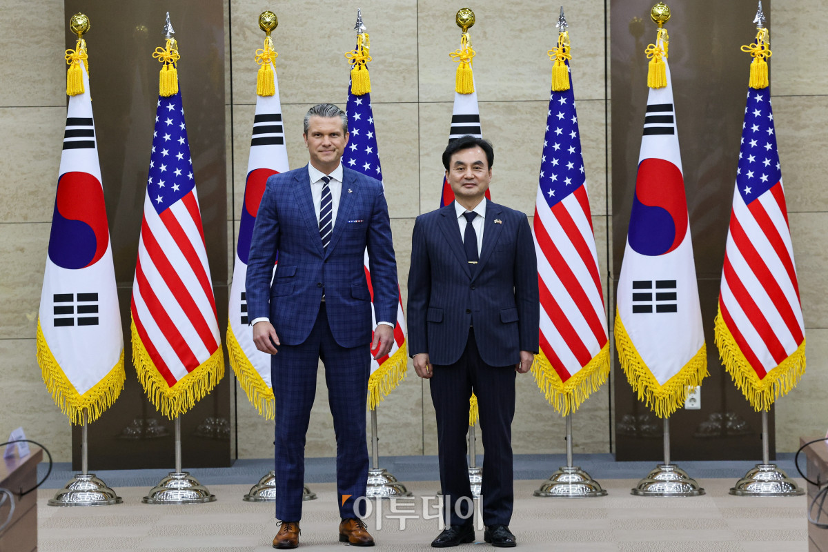 ▲안규백(오른쪽) 국방부 장관과 피트 헤그세스 미국 국방부 장관이 4일 서울 용산구 국방부 청사에서 열린 제57차 한미안보협의회의(SCM) 확대회의에서 기념촬영을 하고 있다. 사진공동취재단